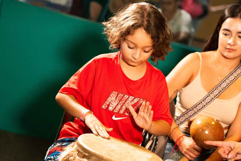 Experimentad con sonidos e instrumentos en la Sala Música