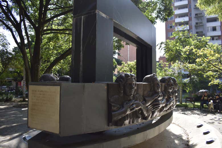 Escultura em um dos parques de Los Laureles