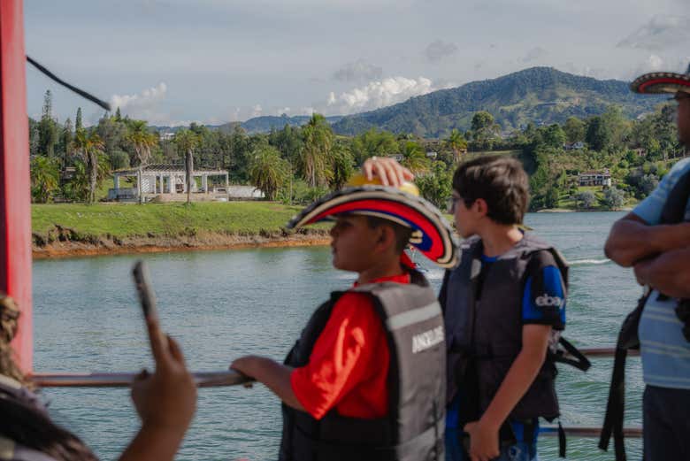 Disfrutando de un paseo en barco por el embalse de Guatapé