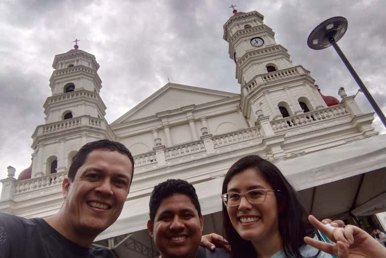 Foto em frente à igreja de Santa Gertrudis, em Envigado