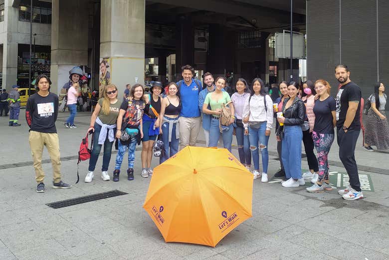 Grupo durante el free tour por Medellín