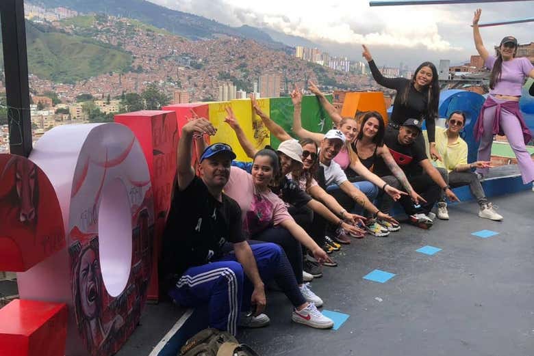 Un grupo de personas durante el tour por las Comunas 3 y 13