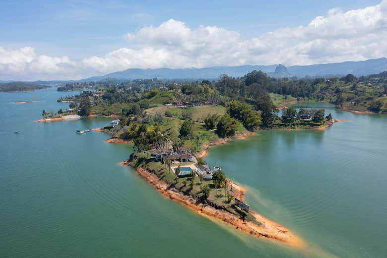 La Manuela se ubica en el embalse de Guatapé