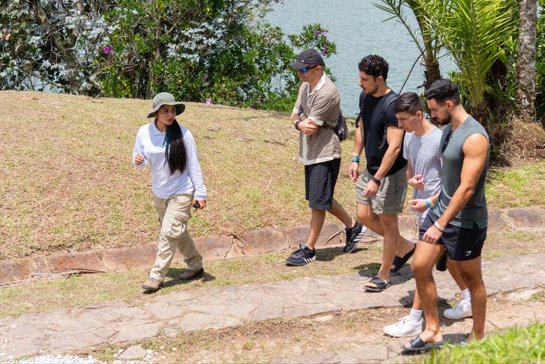 Escuchando atentos a la guía durante el recorrido