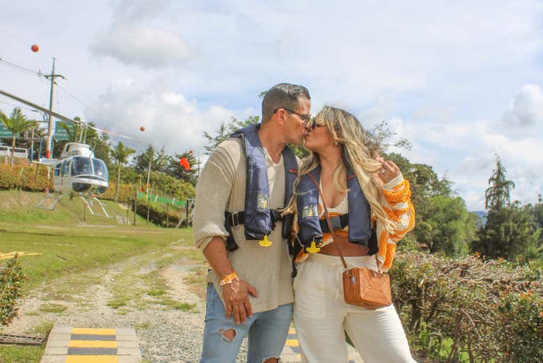 Un bacio appasionato vicino all'elicottero