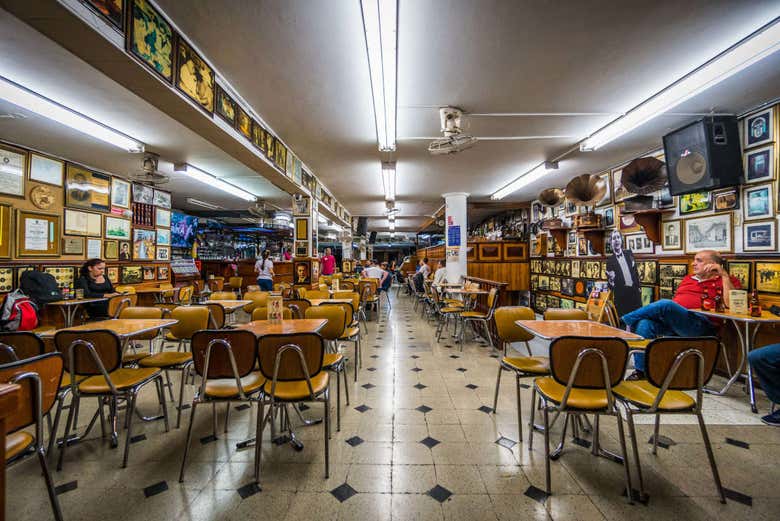 Interior del bar de música