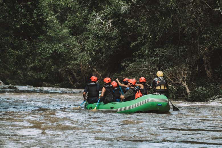 Navegando en lancha por el río Claro