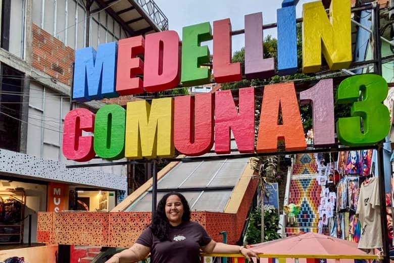 Posando en el letrero de la Comuna 13