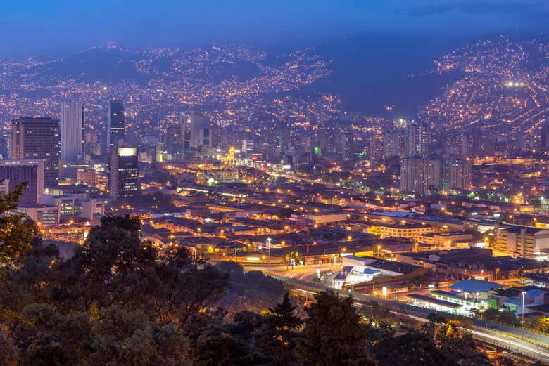 Imagem noturna de Medellín vista do Cerro Nutibara