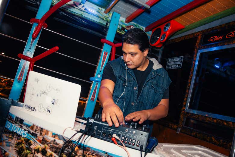 O DJ colocando os ritmos sobre rodas