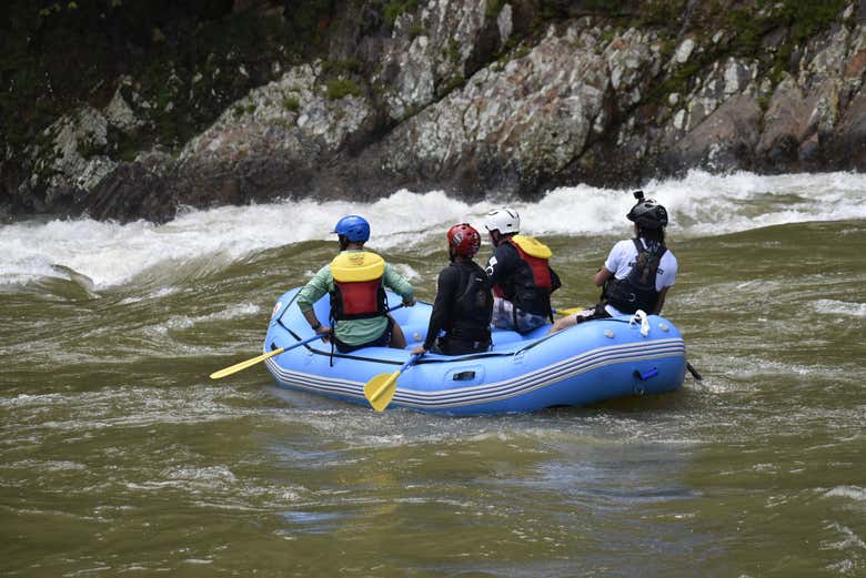 Navegando en balsa por el río Samaná