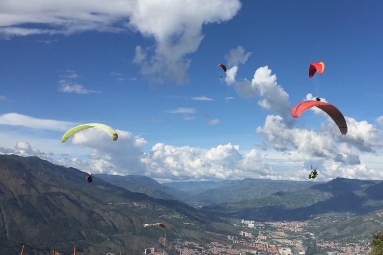 Volando en parapente sobre Medellín