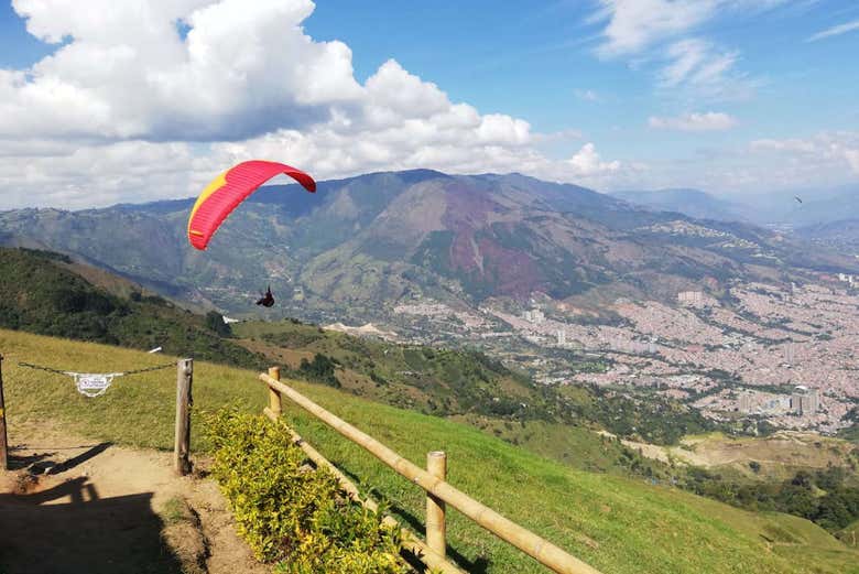 Disfrutando del vuelo en parapente