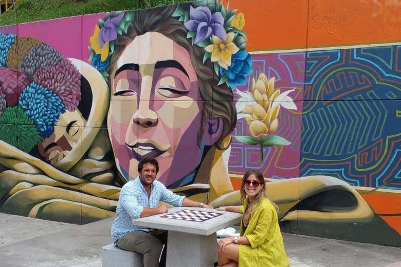 Dos personas posando con los preciosos grafitis de fondo
