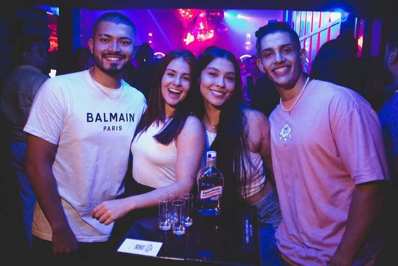 Grupo de amigos en uno de los pubs de Medellín