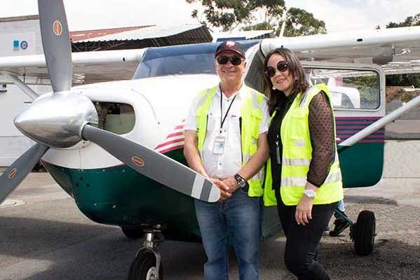 A punto de subir a la avioneta