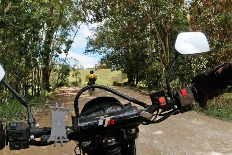 Pilotando as motos em uma estrada de terra