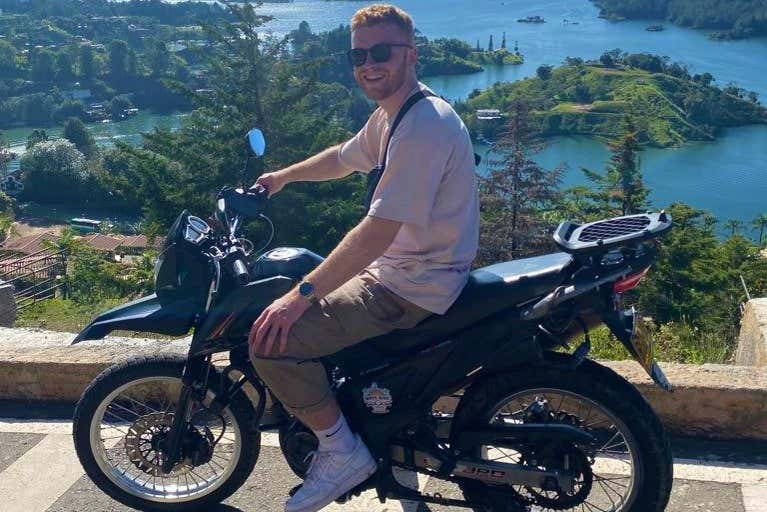 Percorrendo de moto as margens da represa de Guatapé