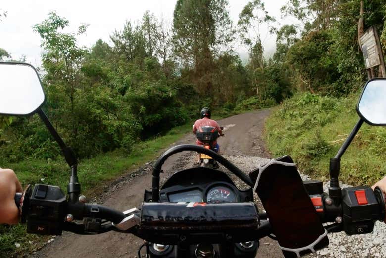 Desfrutando de pilotar a moto