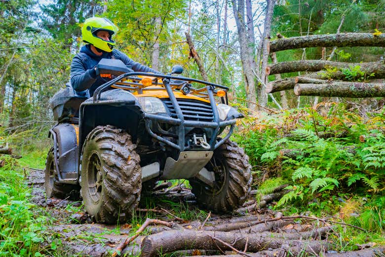 Pilotando un quad por las afueras de Medellín