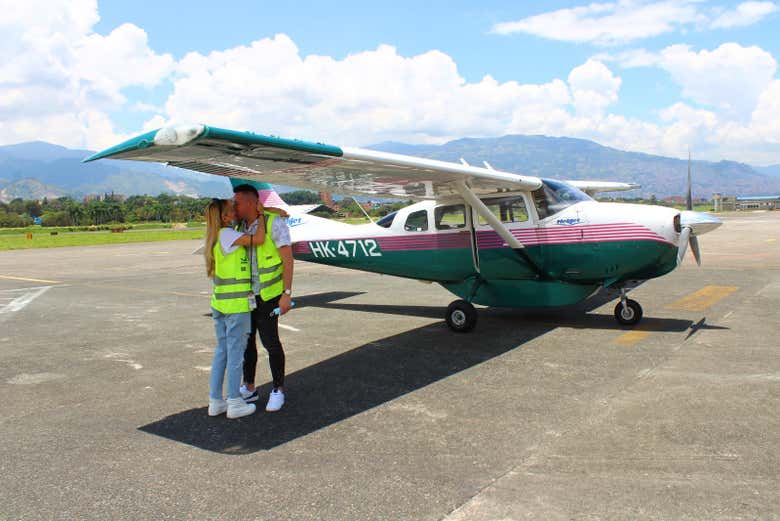 Pareja junto a la avioneta