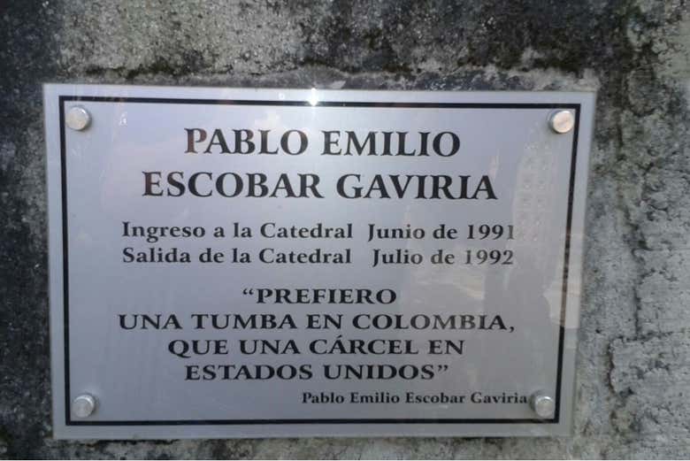 Placa em La Catedral com uma frase de Pablo Escobar