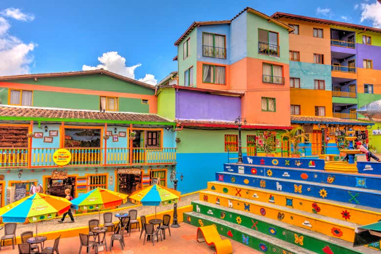 Visitando la plazoleta de los Zócalos en Guatapé