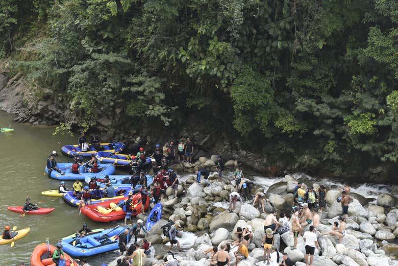 Preparados para la actividad de rafting