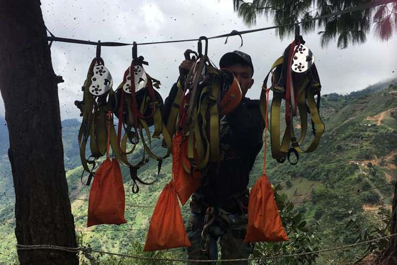 Preparando o equipamento para a tirolesa