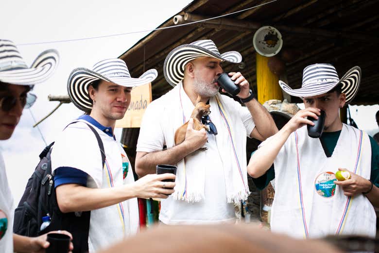 Tomando un auténtico café colombiano