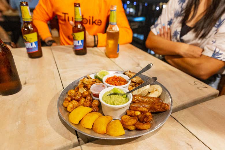 Plat avec des produits typiques de la gastronomie colombienne