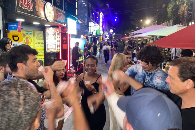 Probando el mejor aguardiente de la ciudad