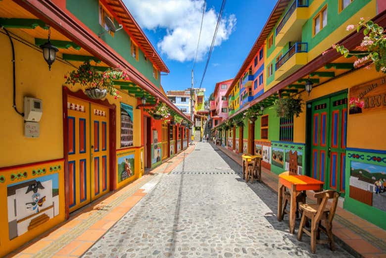 Paseando por el pueblo de Guatapé