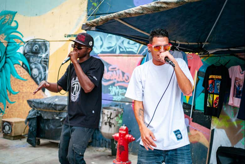 Dos raperos cantando en la Comuna 13