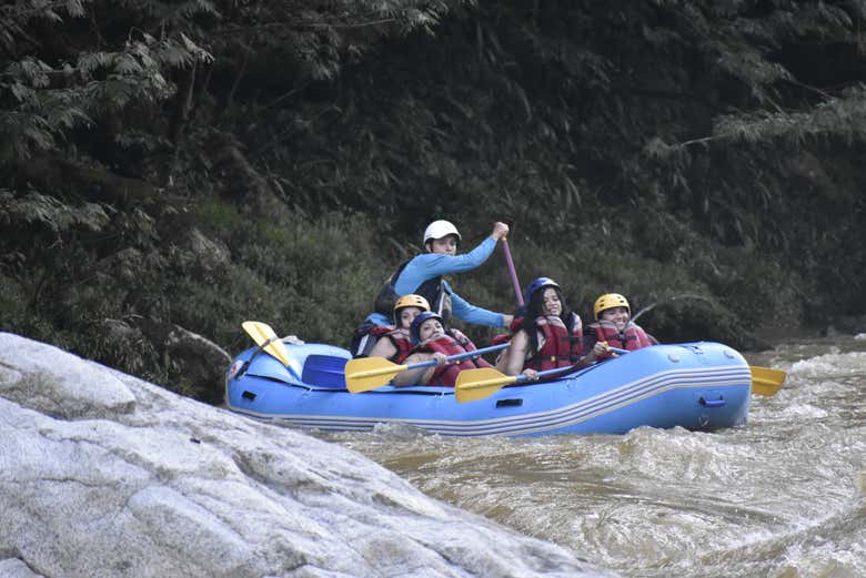 Remando sul fiume Claro