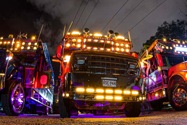 Tour noturno de chiva rumbera em Medellín