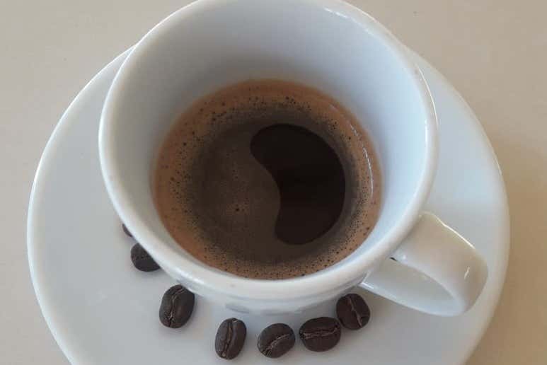 Café recém-tostado e pronto para beber