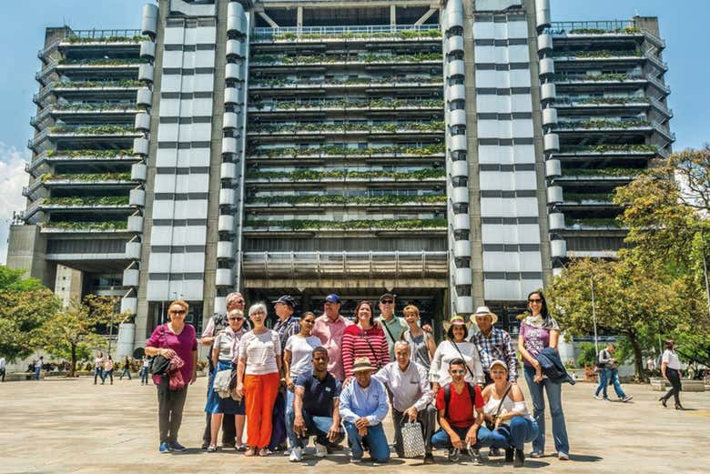 Uma das paradas do free tour de chiva por Medellín