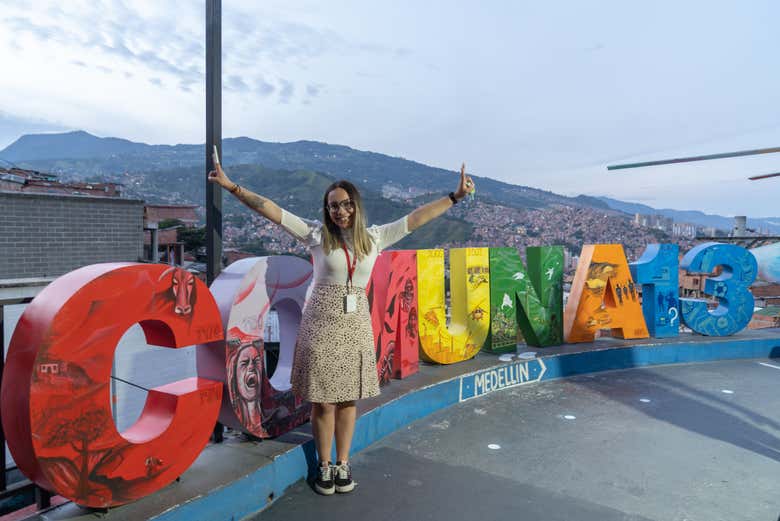 Uma foto com as letras da Comuna 13