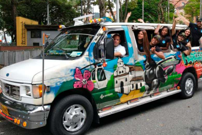Tour do grafite em uma van pintada