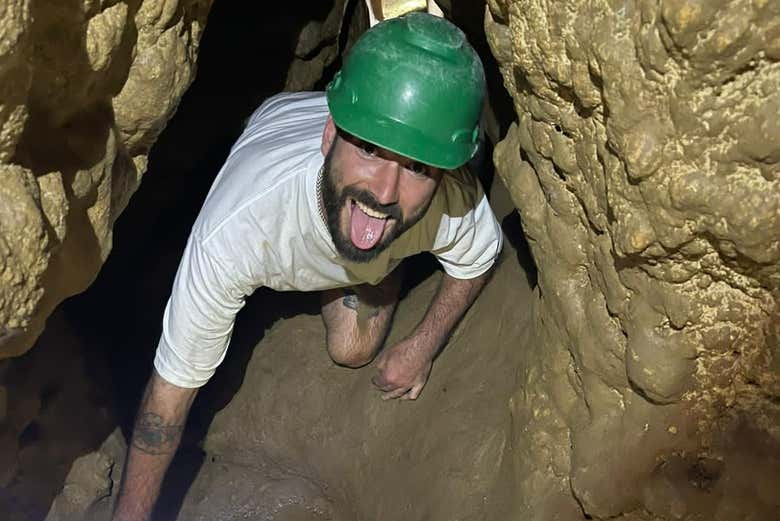 Praticando espeleologia em uma caverna de La Danta