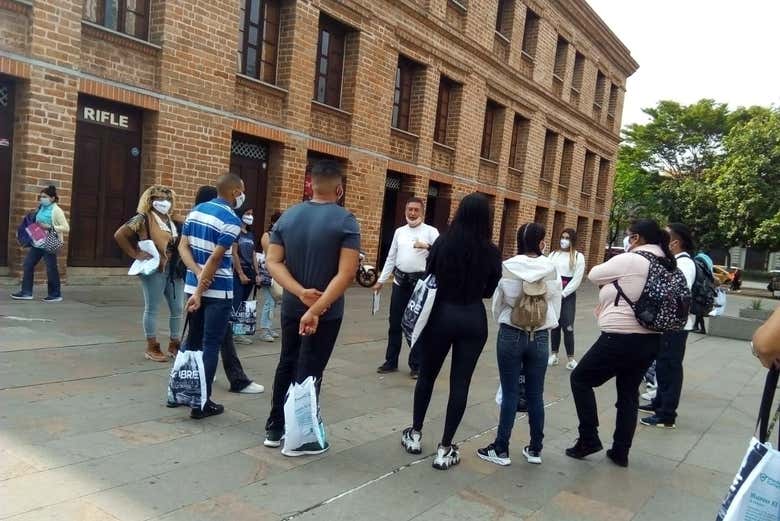 Em frente ao Edifício Vásquez em Medellín