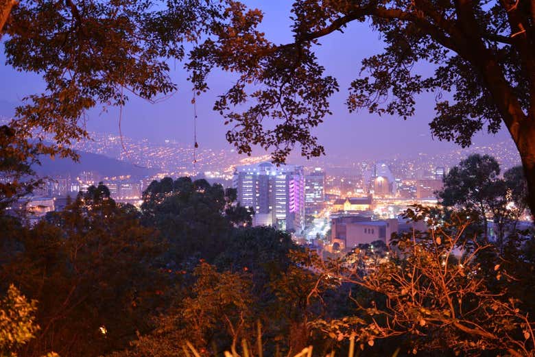 Skyline de Medellín iluminado pelas luzes