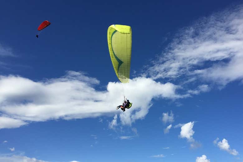 En parapente sobre los cielos de Medellín