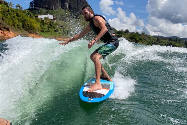 Surfando as ondas da represa do Peñol