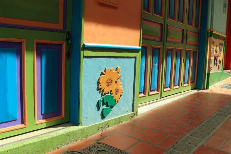 Los coloridos zócalos de Guatapé