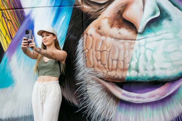 Tour do grafite pela Comuna 13 em micro–ônibus temático