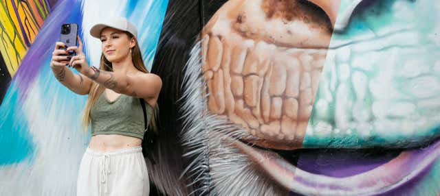 Tour do grafite pela Comuna 13 em micro–ônibus temático