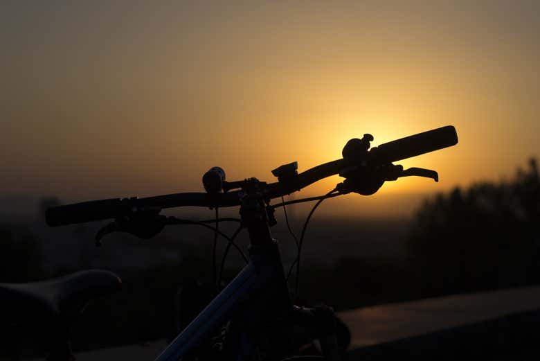 Bicicleta bajo el amanecer de Mompox