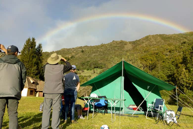 Contemplando l'arcobaleno dal campeggio
